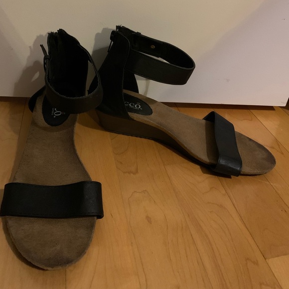 Bucco, Black, Sandor w/ Ankle Strap, Zipper Back, 1 inch Wedge, 7.5 - Picture 2 of 6